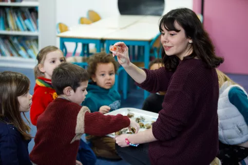 Une institutrice face à des enfants attentifs