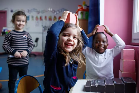 Les enfants en pleine activité créative