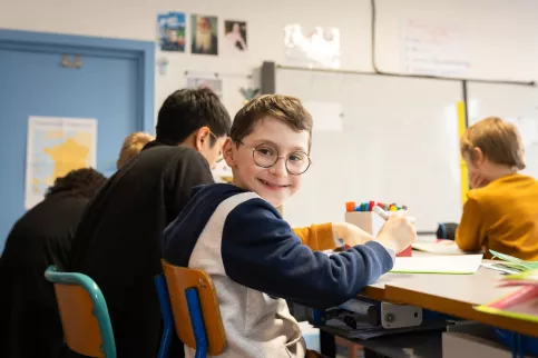 Un jeune garçon en classe ULIS