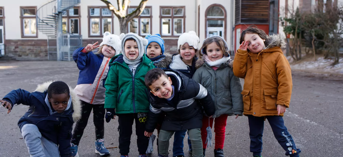 Les enfants dans la cour de l'école Joie de Vivre