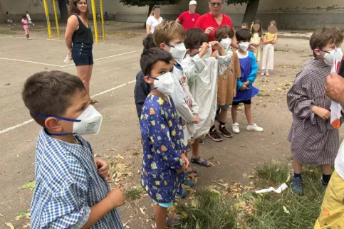 Les CP écoutent les consignes