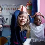 Les enfants en pleine activité créative