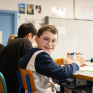 Un jeune garçon en classe ULIS